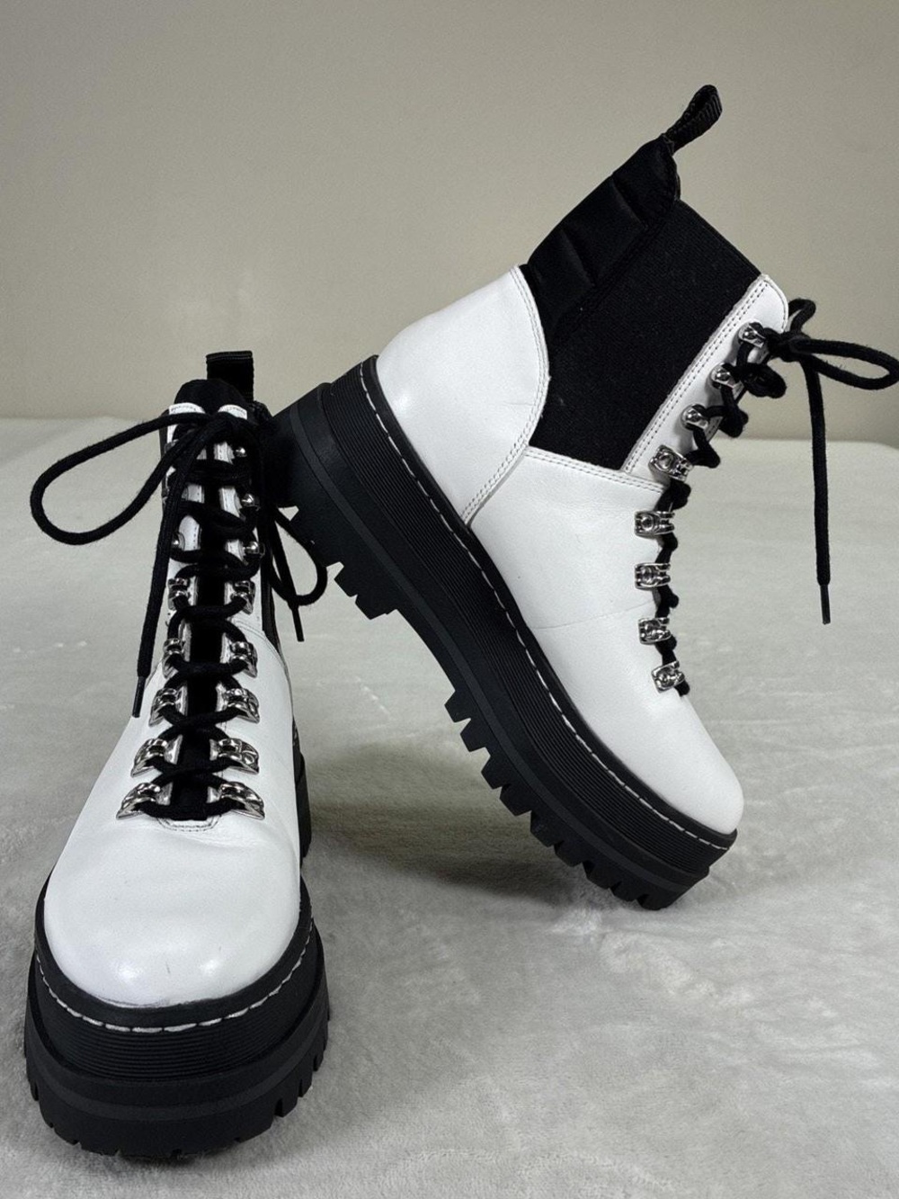 NWT Marc Fisher Women’s Chunky Lace-Up Combat Boots in White and Black Size 7.5